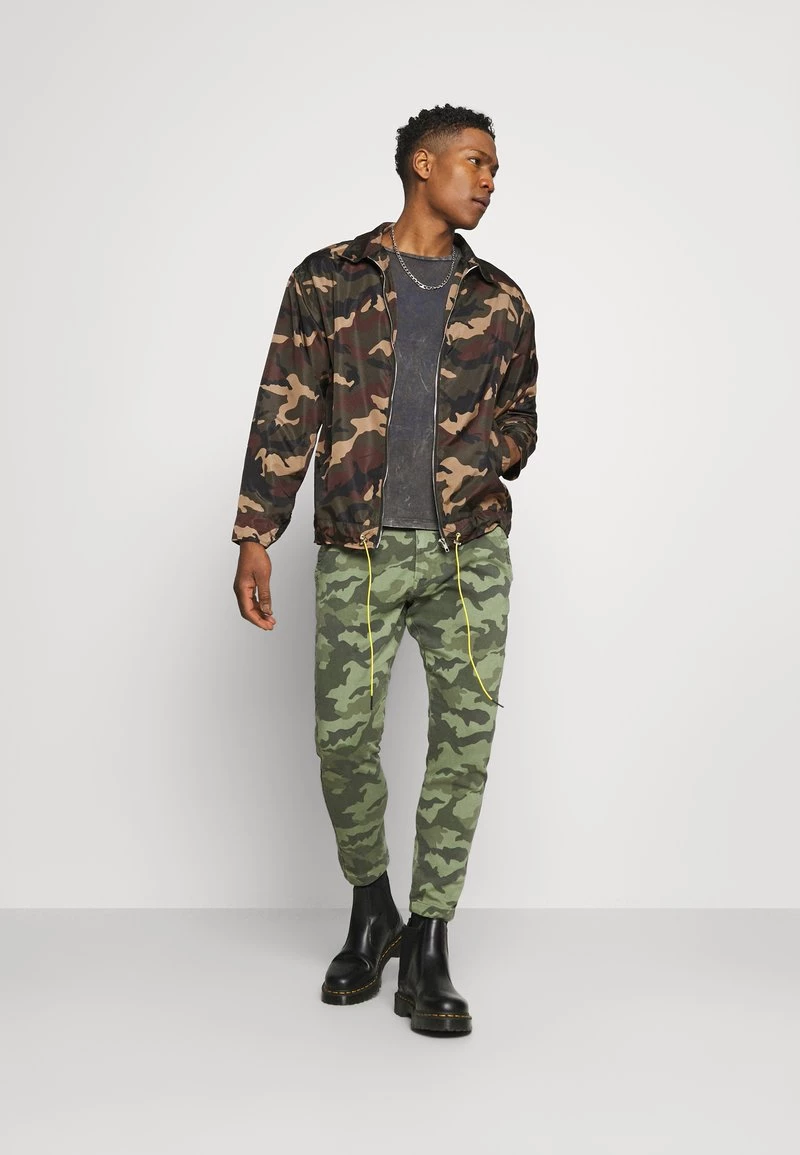 Bestes Angebot ✔️ Mennace CAMO ZIP UP COACH JACKET - Leichte Jacke - Khaki, Herren 🔥 – Bild 2