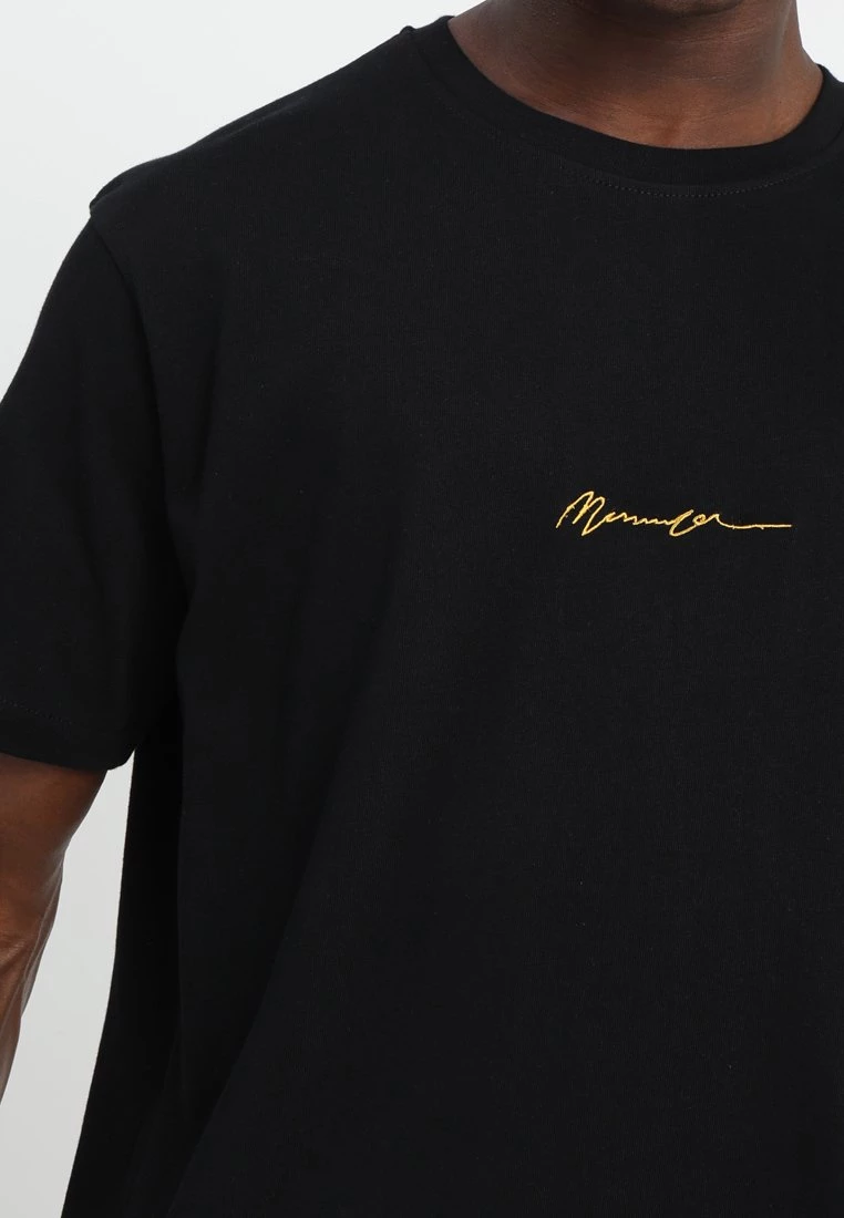 Bestpreis 👍 Mennace ESSENTIAL REGULAR RELAXED SIG TEE UNISEX - T-Shirt Basic - Black 🎉 – Bild 6