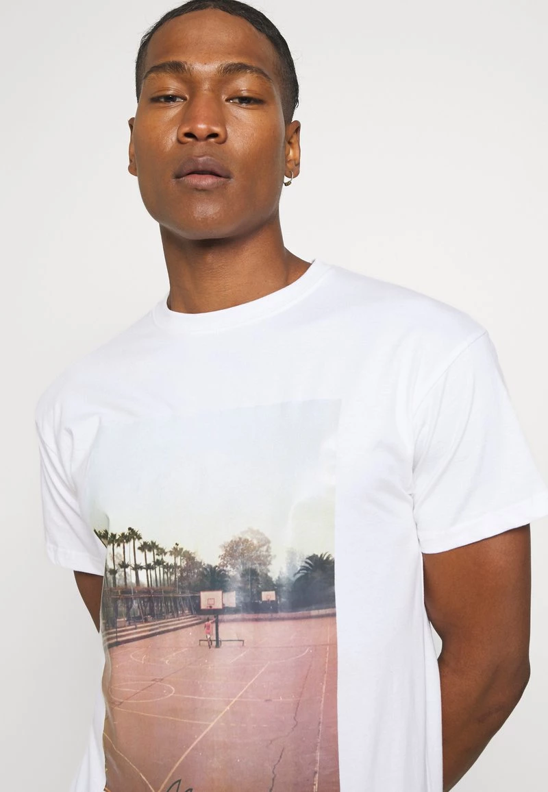 Budget 🌟 Mennace COURTSIDE 🏀 BASKETBALL REGULAR - T-Shirt Print - White, Herren 💯 – Bild 5