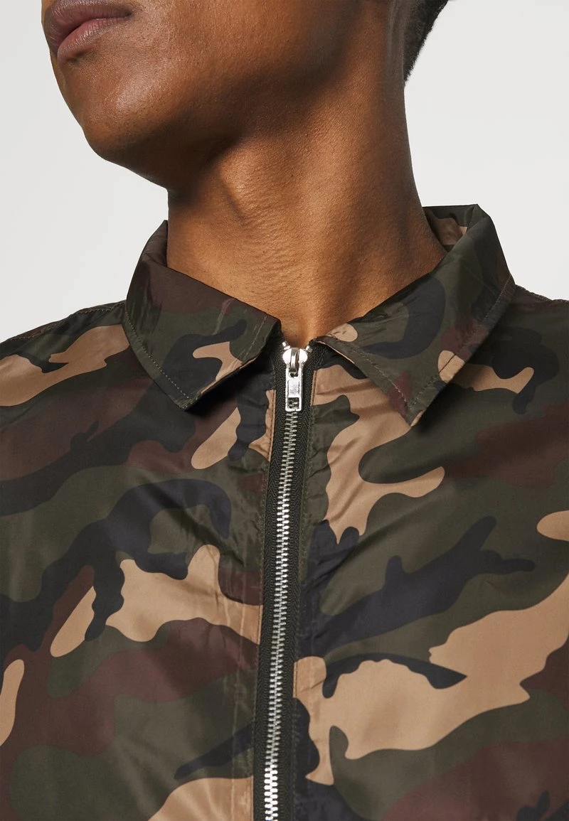 Bestes Angebot ✔️ Mennace CAMO ZIP UP COACH JACKET - Leichte Jacke - Khaki, Herren 🔥 – Bild 5