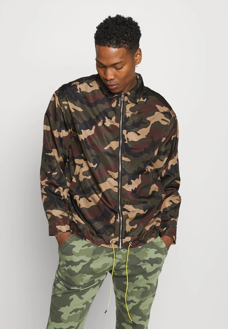 Bestes Angebot ✔️ Mennace CAMO ZIP UP COACH JACKET - Leichte Jacke - Khaki, Herren 🔥 – Bild 3