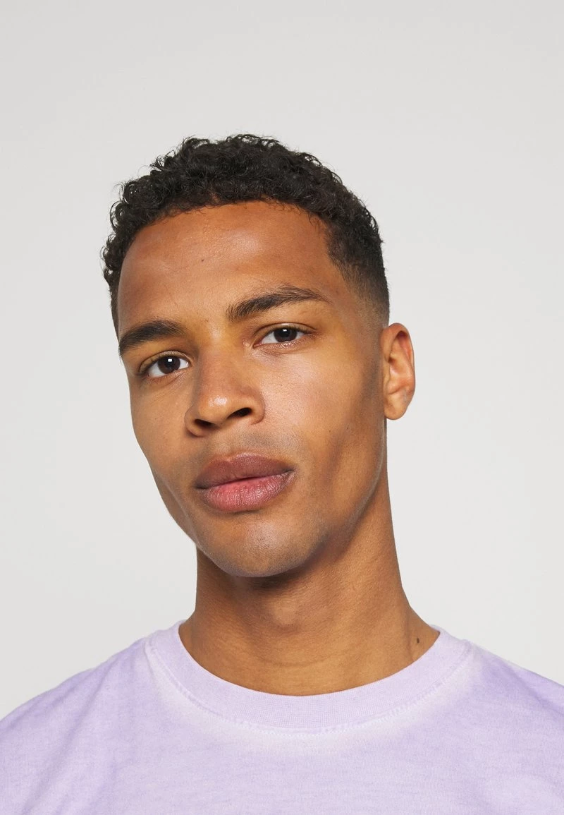 Besorgen 👏 Mennace ON THE RUN TAB REGULAR - T-Shirt Print - Lilac, Unisex 🎉 – Bild 4