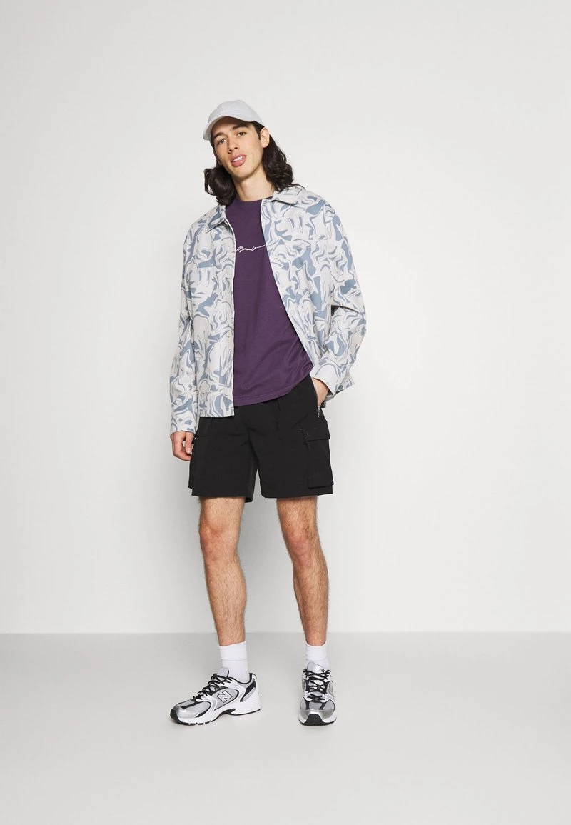 Coupon 👏 Mennace ESSENTIAL REGULAR UNISEX - T-Shirt Print - Purple 🧨 – Bild 2