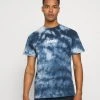 Budget 🛒 Mennace BREEZE TIE DYE REGULAR UNISEX - T-Shirt Print - Navy 🎁