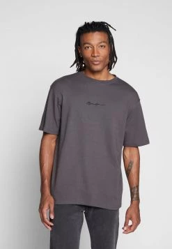 Budget 👏 Mennace ESSENTIAL REGULAR RELAXED SIG TEE UNISEX - T-Shirt Basic - Charcoal 🎉