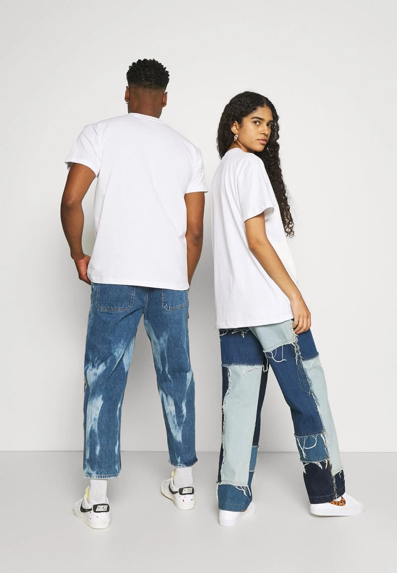 Besorgen 🎁 Mennace BURNING PALM TREE REGULAR UNISEX - T-Shirt Print - White 🌟 – Bild 3