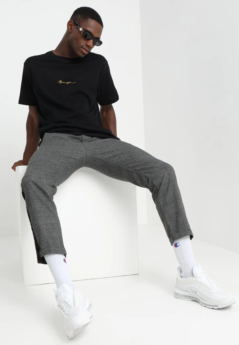 Bestpreis 👍 Mennace ESSENTIAL REGULAR RELAXED SIG TEE UNISEX - T-Shirt Basic - Black 🎉 – Bild 2