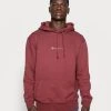 Bestpreis ✔️ Mennace ESSENTIAL SIG HOODIE UNISEX - Kapuzenpullover - Burgundy 👏