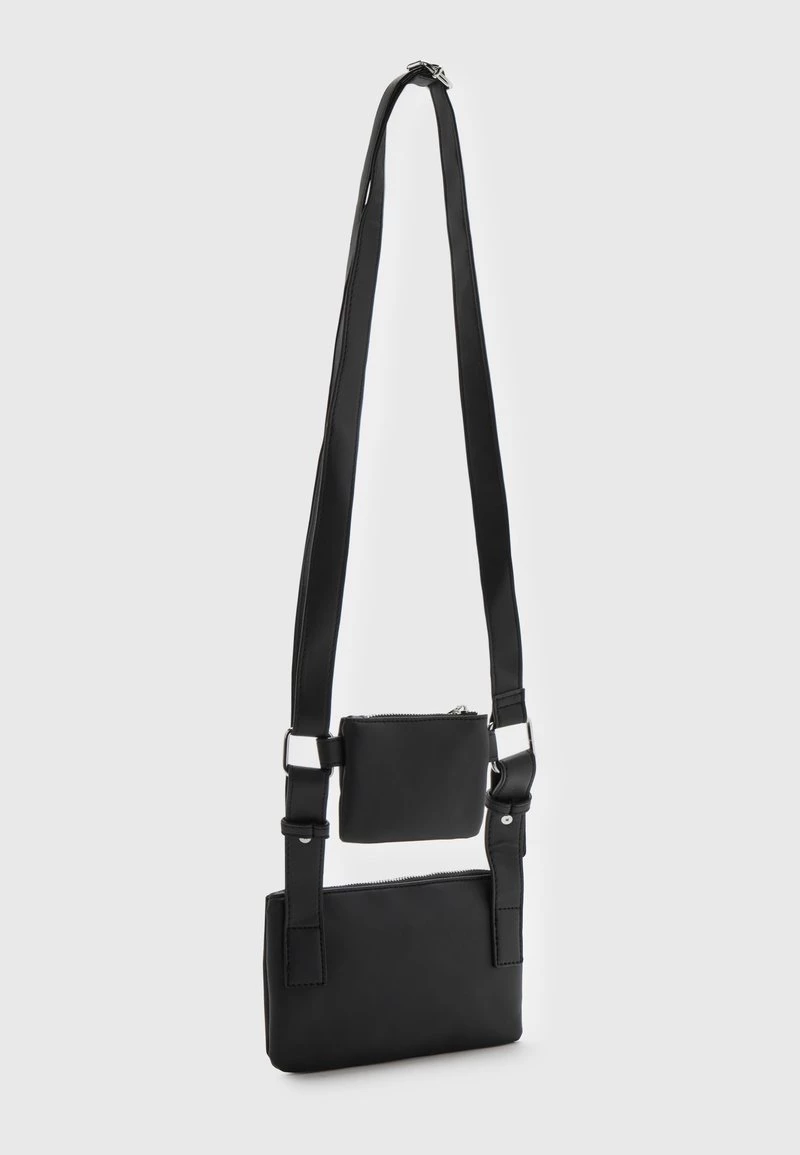 Rabatt 🌟 Mennace CROSSBODY DOUBLE BAG BRANDED BADGE SET UNISEX - Umhängetasche - Black 🎁 – Bild 3