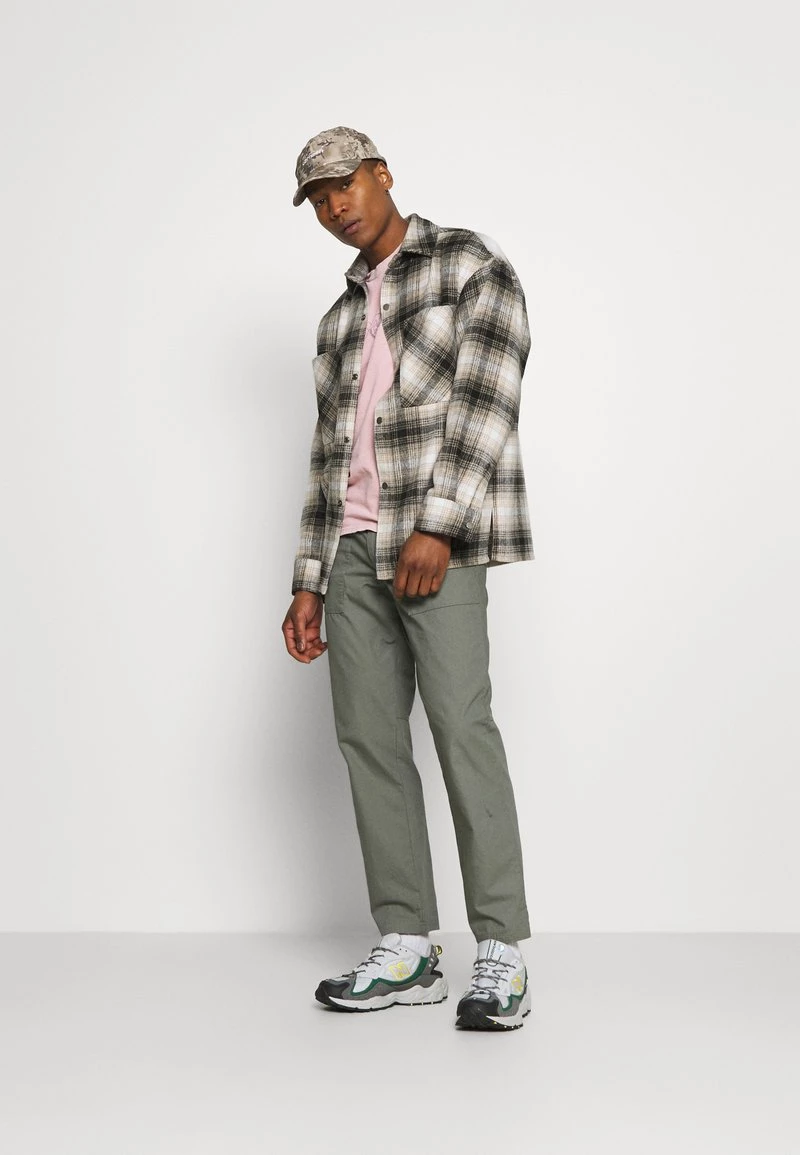 Neu 😀 MENNACE TRACK GUIDE REGULAR - T-Shirt Print - Pink, Herren ⌛ – Bild 2