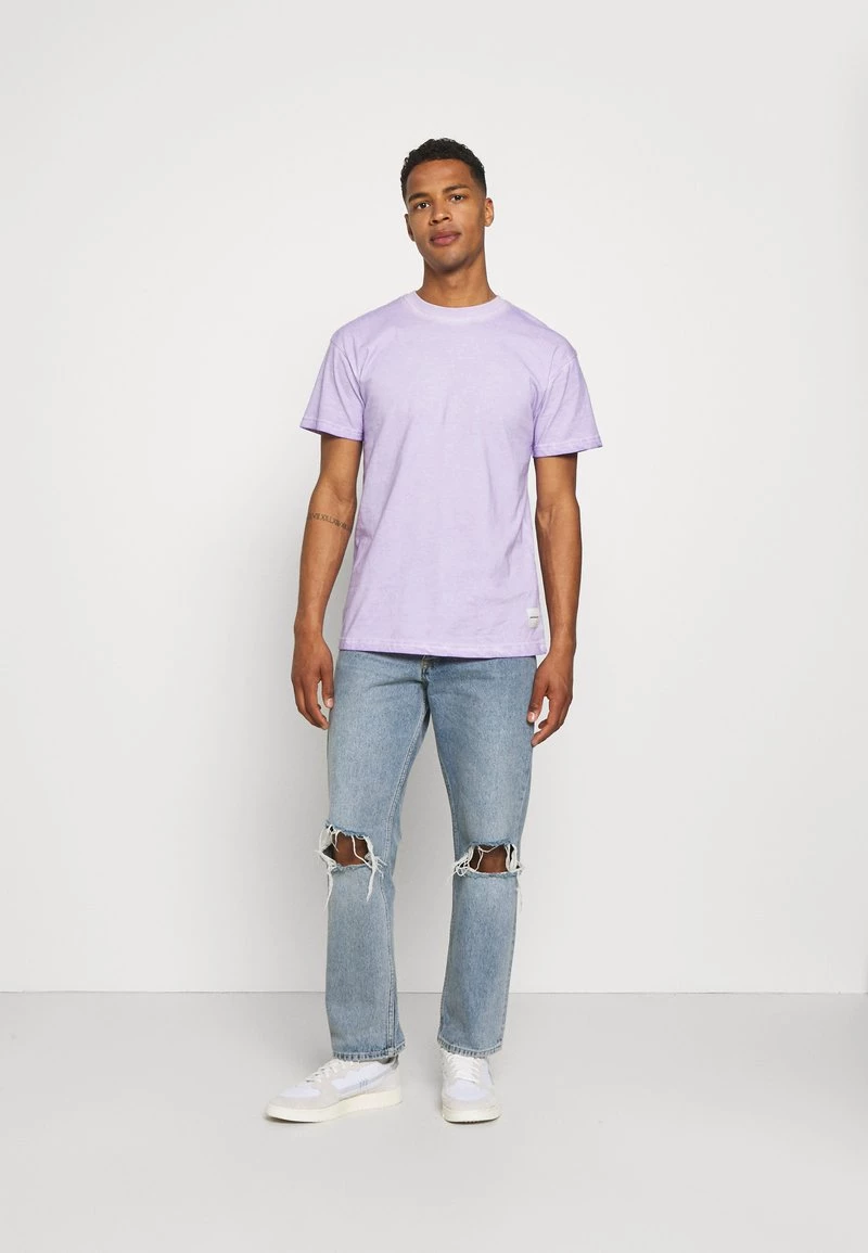 Besorgen 👏 Mennace ON THE RUN TAB REGULAR - T-Shirt Print - Lilac, Unisex 🎉 – Bild 2