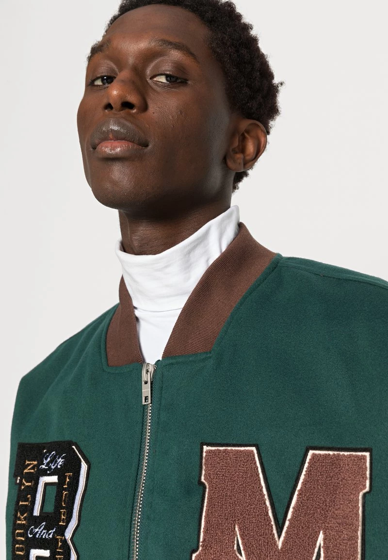 Billig 👍 MENNACE MULTI BADGE MONOGRAM JACKET - Bomberjacke - Green, Herren 😉 – Bild 5