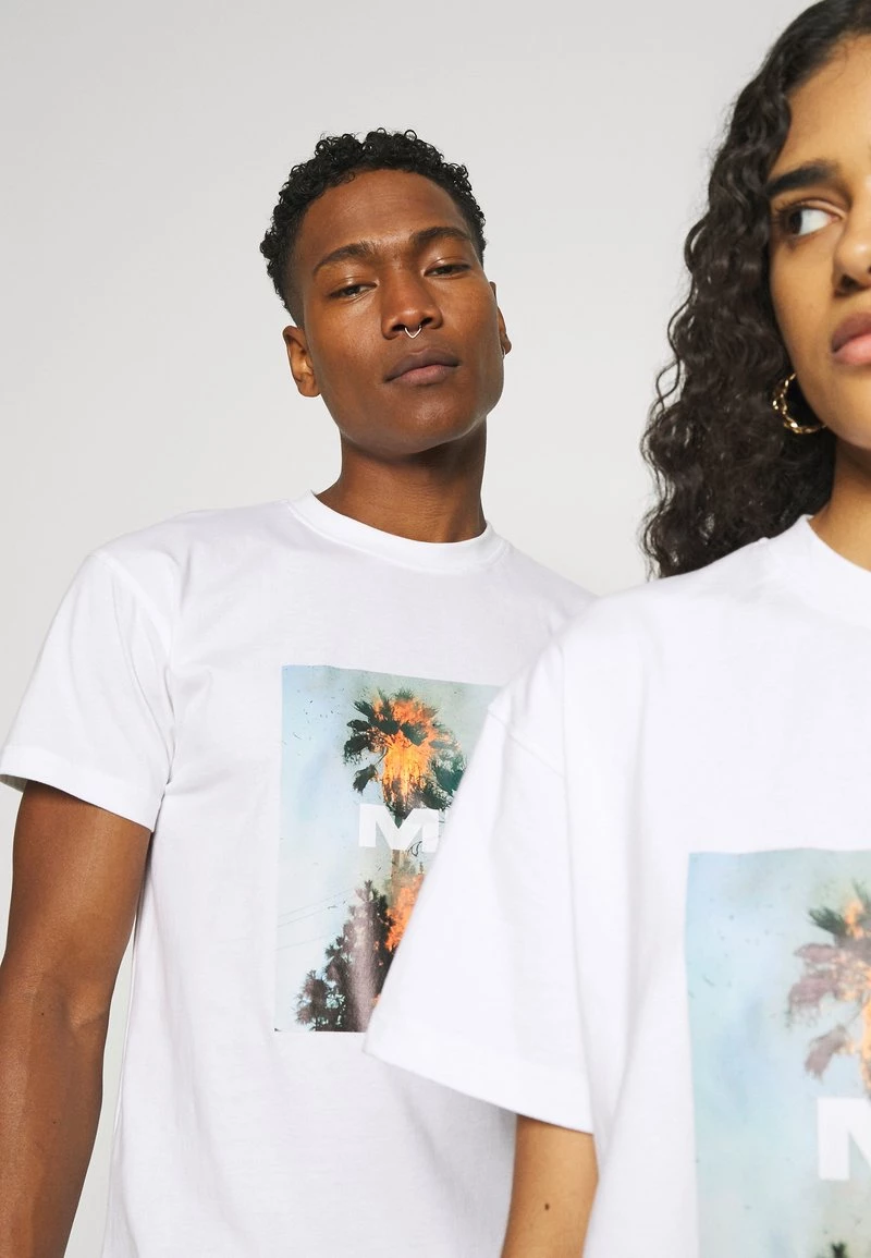 Besorgen 🎁 Mennace BURNING PALM TREE REGULAR UNISEX - T-Shirt Print - White 🌟 – Bild 4